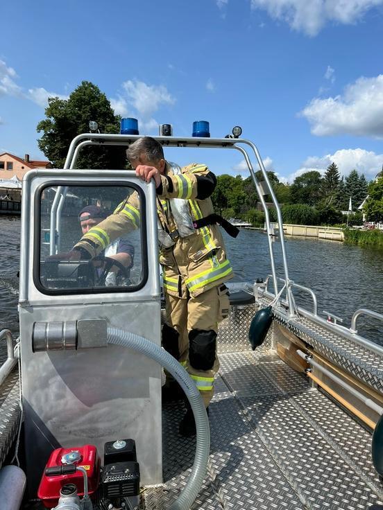 Feuerwehrmänner auf einem Rettungsboot.