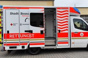 Rettungswagen mit geöffneten Türen