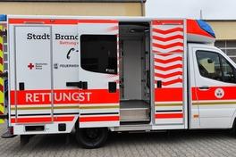 Rettungswagen mit geöffneten Türen