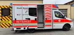 Rettungswagen mit geöffneten Türen
