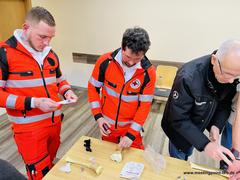 Rettungsdienstmitarbeiter am Tisch