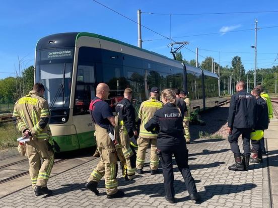Feuerwehrleute stehen an der Niederflurbahn