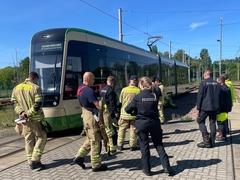 Feuerwehrleute stehen an der Niederflurbahn