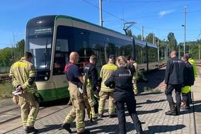 Feuerwehrleute stehen an der Niederflurbahn