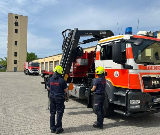 Einsatzkräfte üben am Wechselladerfahrzeug