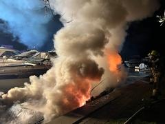 Qualm und Flammen am Boot