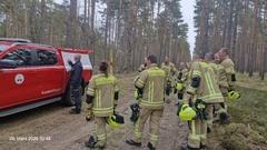 Aufstellung im Wald am Einsatzfahrzeug