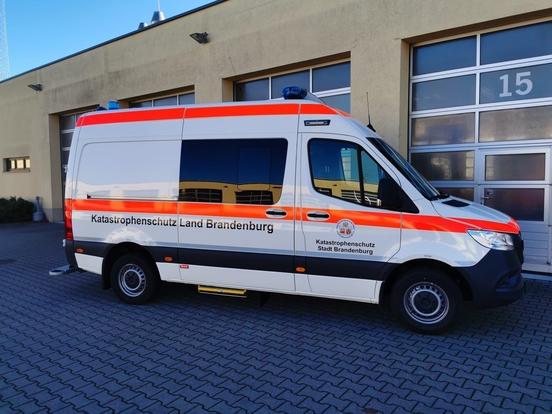 Katastrophenschutzfahrzeug vor der Fahrzeughalle