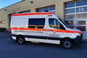 Katastrophenschutzfahrzeug vor der Fahrzeughalle