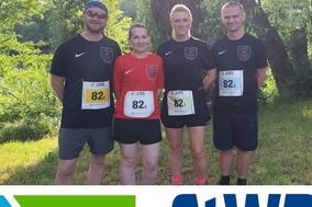 Gruppenbild der Läufer und Logo des Veranstalters