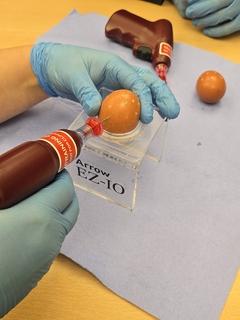 Üben mit Bohrgerät am Ei