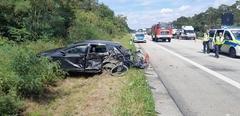 Verunfallter PKW auf Seitenstreifen.