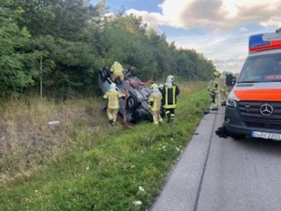 Einsatzkräfte arbeiten am Transport, um ihn aufzurichten