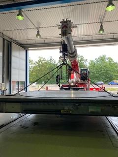 Kran hebt Slipanlage im Hangar an