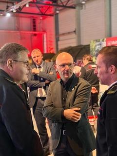 OB im Gespräch mit dem Leiter der Feuerwehr und einem weiteren Kameraden