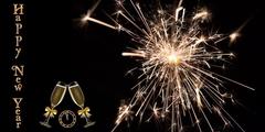 Jahreswechsel, Sektgläser und Feuerwerk sowie eine Uhr