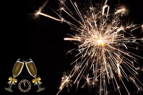 Jahreswechsel, Sektgläser und Feuerwerk sowie eine Uhr