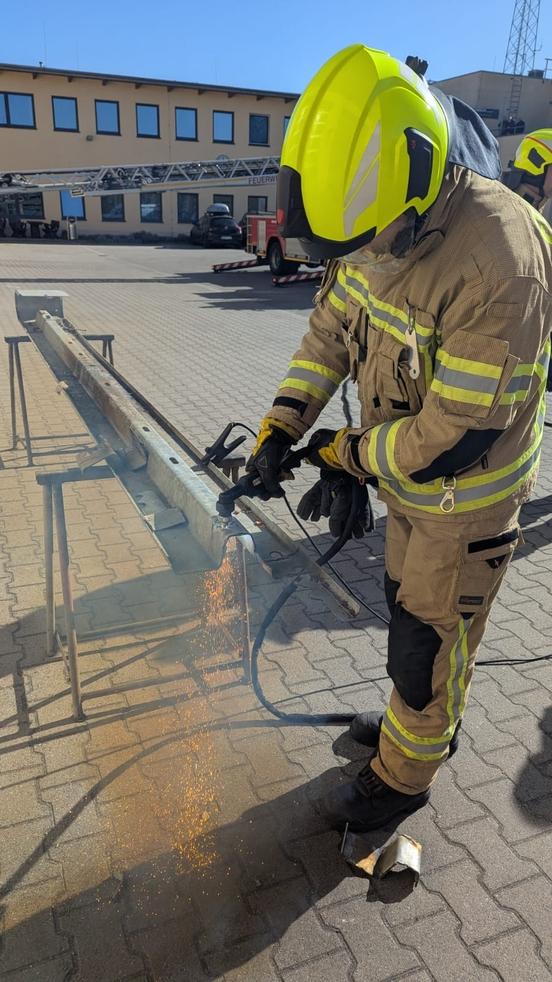 Feuerwehrmann beim Trennen einer Schiene