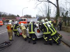 Feuerwehrmänner schieben Auto
