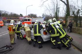 Feuerwehrmänner schieben Auto