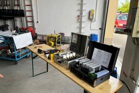 Diverse Messgeräte stehen auf einem Tisch in Koffern