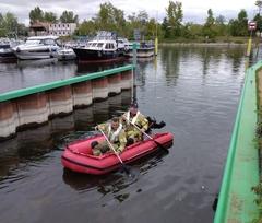 Zwei Feuerwehrmänner im Schlauchboot mit Paddel