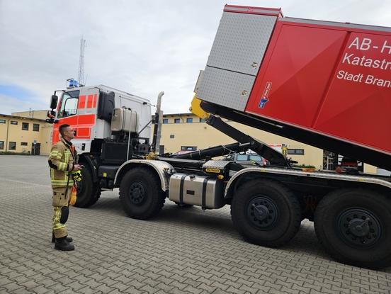 Feuerwehrmann vor dem HFS