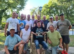 Gruppenfoto mit Kollegen der I. Wachabteilung. Mittig der Kollege, der in den Ruhestand geht