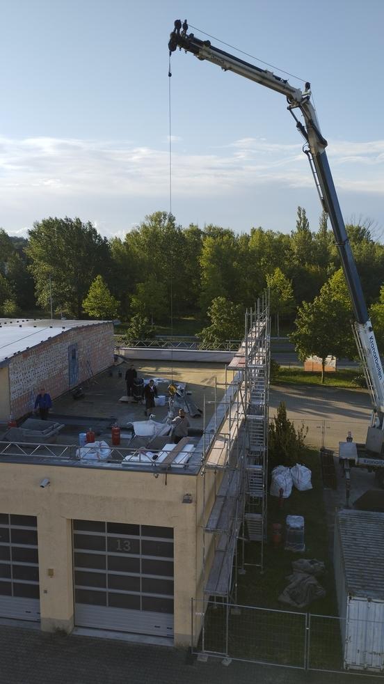 Feuerwehr von oben. Bauarbeiter richten Baustelle ein