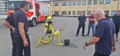 Figur Feuerwehrmann aus Pressluftflaschen von hinten
