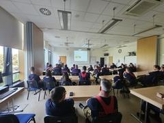 Kameradinnen und Kameraden im Schulungsraum