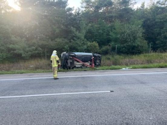 Transport liegt seitlich und eine Einsatzkraft steht davor