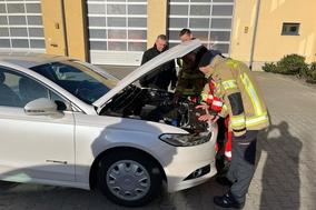 Hybridfahrzeug mit geöffneter Motorhaube