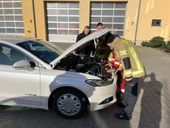 Hybridfahrzeug mit geöffneter Motorhaube