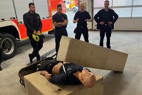 Puppe liegt unter Betonblöcke