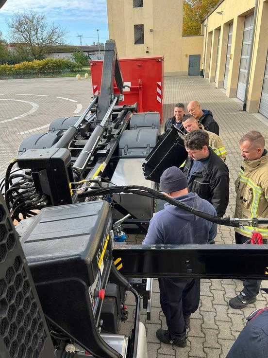 Feuerwehrmänner am Wechsellader