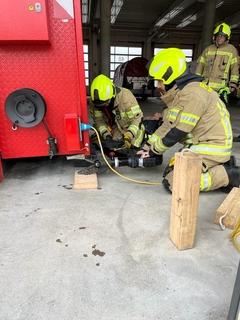 Sicherung eines Containers mit Holz um eine eingeklemmte Person zu retten. Arbeit am Spreizer.
