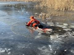 Feuerwehrmann im Überlebensanzug im Wasser