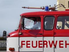Altes Fahrzeug der Feuerwehr, ein W50 aus dem Mitarbeiter winken