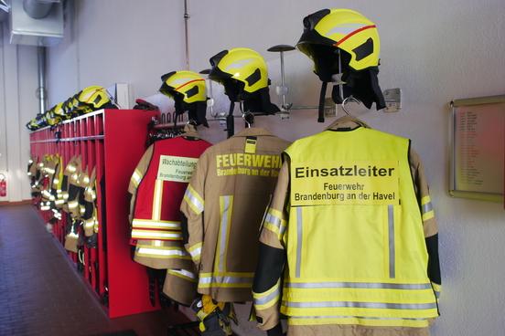 Einsatzkleidung am Haken