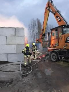 Kran mit Feuerwehrmänner