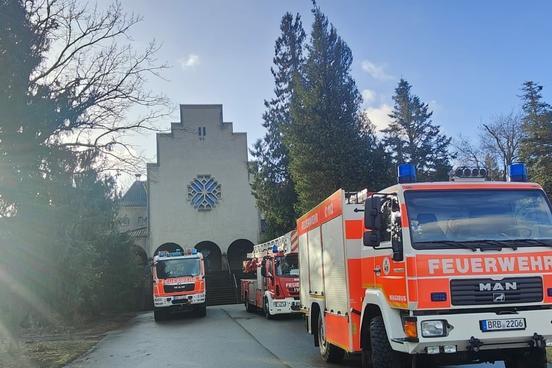 Feuerwehrfahrzeuge vor dem Krematorium Brandenburg