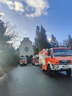 Feuerwehrfahrzeuge vor dem Krematorium Brandenburg