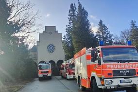 Feuerwehrfahrzeuge vor dem Krematorium Brandenburg