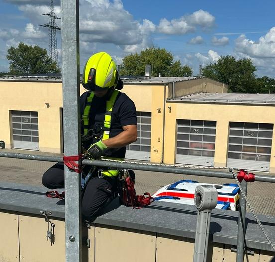 Mitarbeiter übt die Absturzsicherung