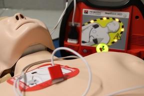 Automatisierter externer Defibrillator (AED) für Laienhelfer