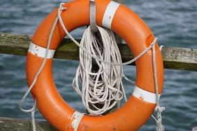 Rettungsreifen am Holzgeländer