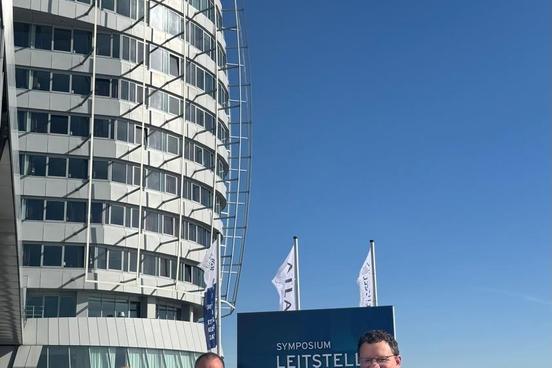3 Männer vor dem Hotel in Bremerhaven