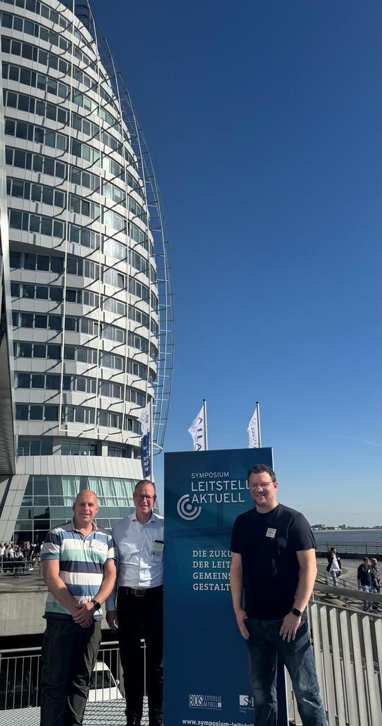 3 Männer vor dem Hotel in Bremerhaven