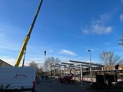 Kran stellt Carport auf